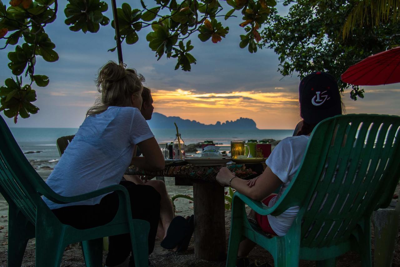 Dugong Koh Sukorn Hotel Ko Sukon Exterior photo